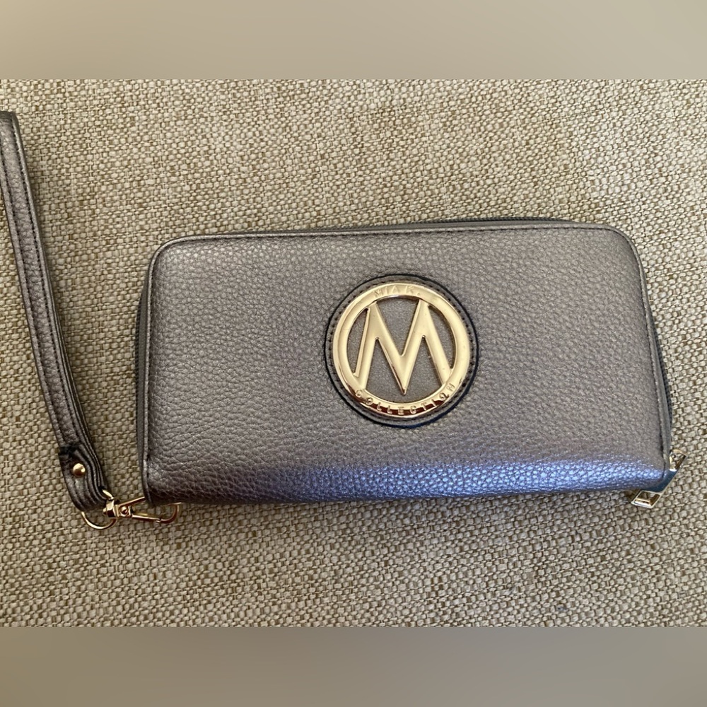 Small wristlet by Mia K Collection